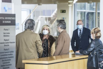 Casado habla con Romo (de espaldas), con Igea al fondo, durante su vista al Hospital Universitario de Burgos. ISRAEL L. MURILLO