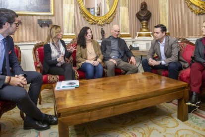 Los organizadores de un congreso de Oftalmología, en una reunión con el alcalde de Burgos y el director de la Oficina de Congresos de la capital. ISRAEL L. MURILLO