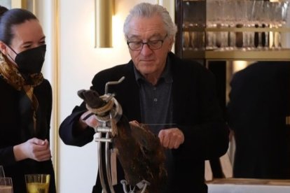 Raquel Acosta observa como De Niro destroza un jamón 5J. ECB
