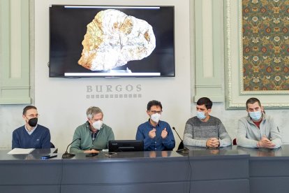 Fidel Torcida, director del Museo de Dinosaurios, y Francisco Azúa, alcalde de Salas, con el equipo científico que ha permitido trasladar el cráneo de dinosaurio a Grenoble. SANTI OTERO