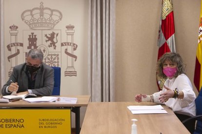 Monserrat Ibáñez trasladó ayer los problemas de Quintanar al subdelegado, Pedro de la Fuente. RAÚL OCHOA