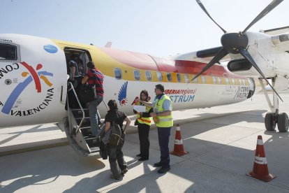 Imagen de un avión en el aeropuerto de Villafría. ISRAEL L. MURILLO