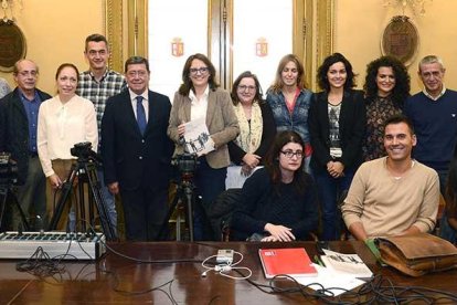 César Rico y Mar González, en el centro, posan con algunos de los profesionales que realizan su labor informativa en la provincia burgalesa.-ICAL