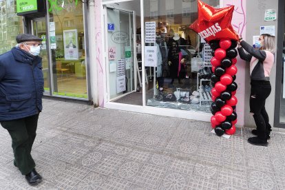 Los comercios del textil de Zona G han decorado sus entradas con globos. ISRAEL L. MURILLO