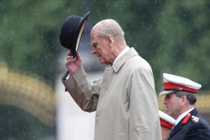 El Duque de Edimburgo, acompañado por varios oficiales.-HANNAH MCKAY(REUTERS)