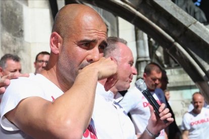 Guradiola, emocionado junto a Rummenigge, en la celebración del Bayern de este domingo.-EFE / ALEXANDER HASSENSTEIN