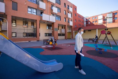 El concejal Josué Temiño visito el arreglo de la Plaza de la Cecina. SANTI OTERO