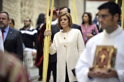 Cospedal, en la procesión del Domingo de Ramos en Toledo.-EFE