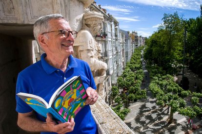 Fernando Ortega Barriuso, con un ejemplar de 'Burgos. Paseos literarios'. TOMÁS ALONSO