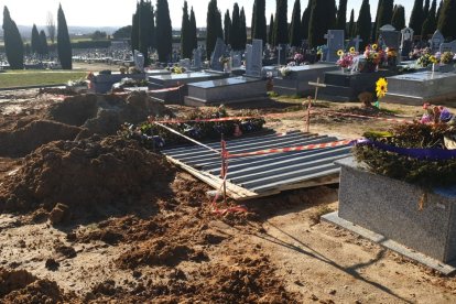 La plantilla del cementerio de Aranda está formada por tres trabajadores, uno menos que estos meses, pero advierten: necesitarían ser como mínimo 5