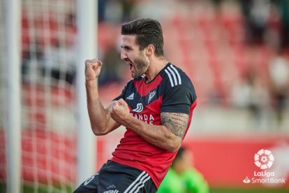 Raúl Navas celebra el segundo tanto del partido. LALIGA