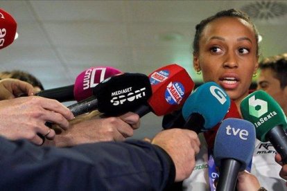 Ana Peleteiro, campeona de Europa de triple salto, atendiendo a la prensa a su llegada a Madrid, este lunes.-EFE / PAOLO AGUILAR