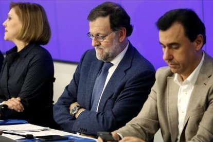 El presidente del PP, Mariano Rajoy, junto a Dolores de Cospedal y Fernando Maíllo en una reciente reunión del PP.-JUAN MANUEL PRATS