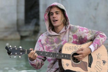 El cantante canadiense agarró su guitarra y dedicó varios temas a su futura esposa, Hailey Baldwin.-ATLAS VÍDEO