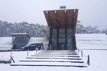 La Casa de la Madera, situada entre Quintanar de la Sierra y Regumiel de la Sierra, amaneció con más de 10 cm de nieve acumulada.-MONTSERRAT IBÁÑEZ