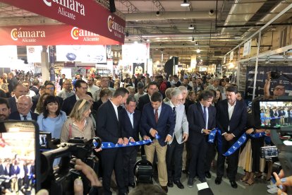 El presidente de la Diputación fue uno de los encargados de inaugurar la feria. ECB