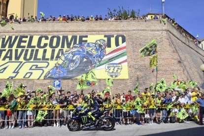 Valentino Rossi ha sacado su Yamaha M1 de GP a pasearpor las calles de Tavullia, su pueblo, para calentar el GP de San Marino de este fin de semana.-MILAGRO / TINO MARTINO