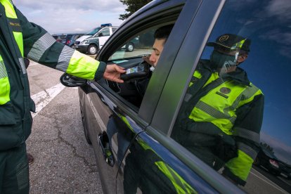 Imagen de un control de la Guardia Civil en la N-120, en San Medel. TOMÁS ALONSO