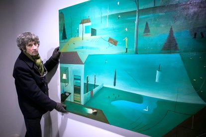 Emilio González con uno de los 71 cuadrosque componen esta exposición que se podrá visitar hasta el 27 de marzo en la sala ‘Pedro Torrecilla’ de la plaza de España. FOTOS: SANTI OTERO