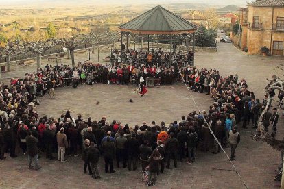 La cita en la localidad pozana congregó a numeroso público en torno a los danzantes y los animales domésticos protagonistas de la tradicional danza. G. G.