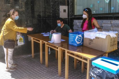 Imagen de reparto de mascarillas en Belorado el pasado mes de mayo. ECB