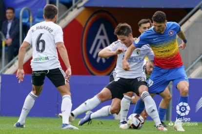 Unai Elgezabal lucha con Almpanis por el esférico en el partido de la primera vuelta. LALIGA