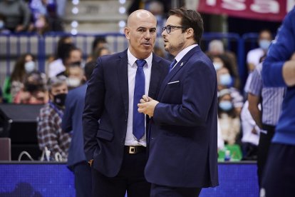 Félix Alonso y Fran Hernández charlan durante el calentamiento de un partido. B. B. HOJAS / SPB