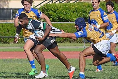 Un rival sujeta de la camiseta a Jerry Surumi durante un encuentro liguero.-JERRYSURUMI.WIXSITE.COM