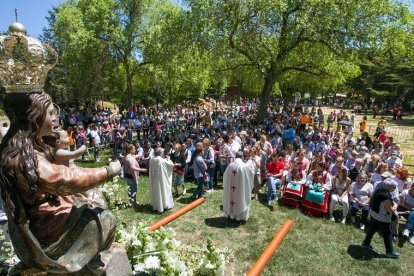 Misa de campaña tras la romería de la Virgen Blanca en la campa del Castillo. TOMÁS ALONSO