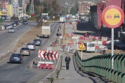 Imagen de las obras de urbanización en la calle Alcalde Martín Cobos, una de la arterias principales del polígono.-RAÚL G. OCHOA