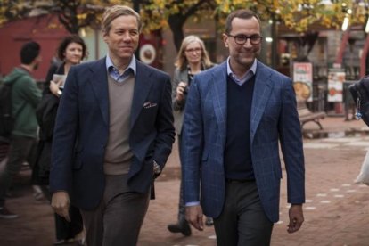 James Costos (a la derecha), con su pareja, Michael S. Smith, en la plaza Kennedy de Barcelona, en noviembre del 2014.-