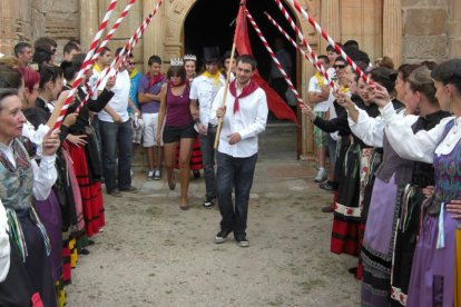 La comitivaa la salida de misa tras la elección de la Reina y de la Virreina en 2012.-ASOCIACIÓN JÓVENES DE HACINAS