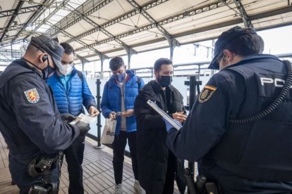 Control de pasajeros en la estación de trenes de Valladolid. MIGUEL ÁNGEL SANTOS / PHOTOGENIC