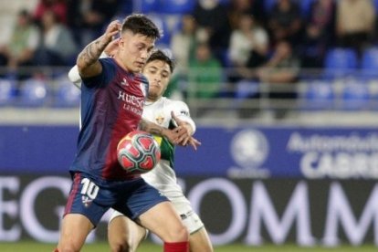 Cristo controla el balón en un partido del pasado curso con la camiseta del Huesca. LALIGA