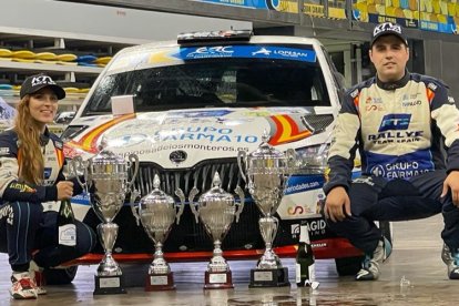 Sara Fernández y Efrén Llarena posan tras lograr el subcampeonato. TWITTER / @FIAERC