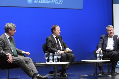 El exministro de Energía, Turismo y Agenda Digital Álvaro Nadal, y el exministro de Administraciones Públicas, Jordi Sevilla, participan en la asamblea General de Socios 2023 de la Empresa Familiar de Castilla y León. ICAL