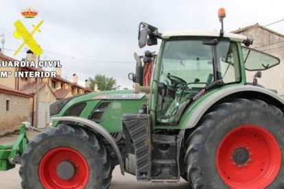 Tractor intervenido por la Guardia Civil. GUARDIA CIVIL
