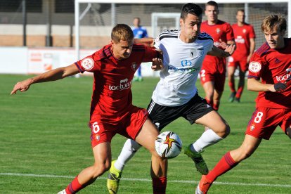 Nacho Heras pugna con dos rivales en un partido disputado en Castañares. TOMÁS ALONSO