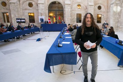 Israel Hernando tras dirigir unas palabras de despedida a la Corporación municipal. TOMÁS ALONSO