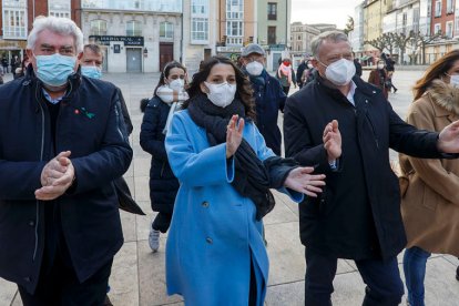 La presidenta de Ciudadanos, Inés Arrimadas, junto a José Ignacio Delgado y Lorenzo Rodríguez en Burgos. SANTI OTERO