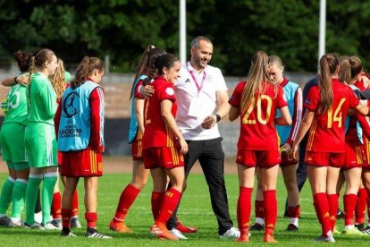 El seleccionador Pedro López (c) felicita a las internacionales sub-19 de España.-EFE