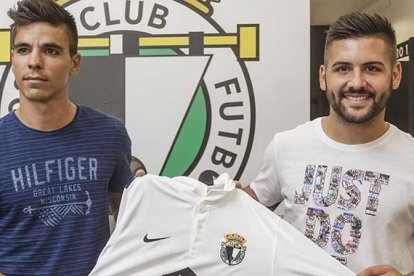 Javi Cantero y Diego García posan con la camiseta del Burgos CF.-RAÚL G. OCHOA