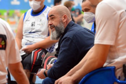 Escudero se dirige a sus jugadores durante un tiempo muerto. TOMÁS ALONSO