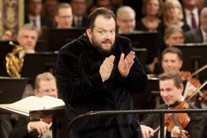 El director Andris Nelsons intenta moderar el volumen de los aplausos del público durante la Marcha Radetzky.-AP