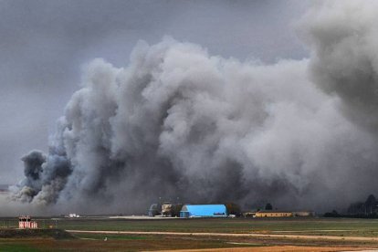 La columna de humo era tan densa que obligó a desalojar a los vecinos de Villafría y Cótar.-Israel L. Murillo