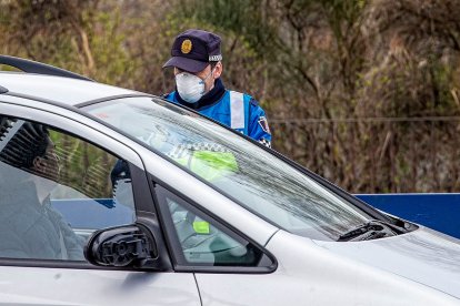 Un agente de Policía Local da el alto a un conductor en un control. / RAÚL G. OCHOA