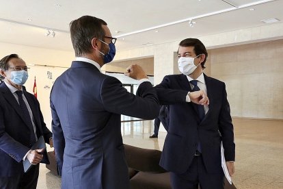 El portavoz del PP en el Senado, Javier Maroto, se saluda con el presidente de la Junta, Alfonso Fernández Mañueco. ICAL