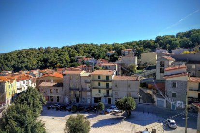 Plaza del pueblo de Ollolai, en la provincia de Nuoro, en el interior de Cerdeña.-COMUNE DI OLLOLAI