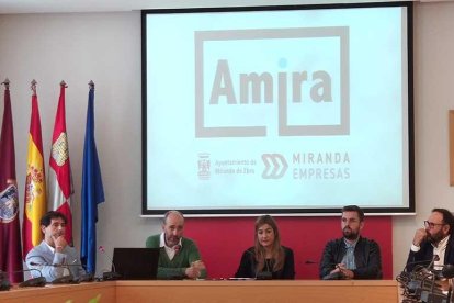 Larrañaga (a la derecha de la alcaldesa Aitana Hernando), durante la presentación de la nueva entidad empresarial.-ECB