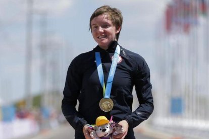 Kelly Catlin con la medalla de oro en una competición en Estados Unidos.-EL PERIÓDICO